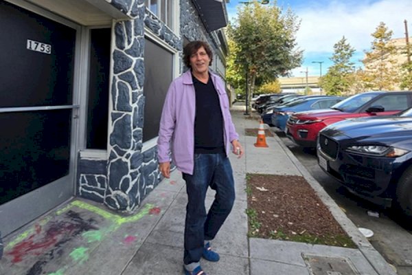 Chunky Panday enjoys both darshan & a dynamic show during his San Francisco stay