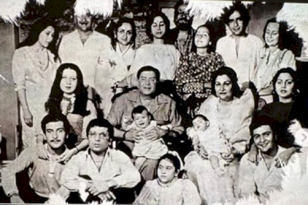 Kareena Kapoor Khan shares a rare image of the entire Kapoor clan