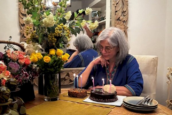 Zeenat Aman celebrates her 74th birthday amidst friends, cake & some dancing