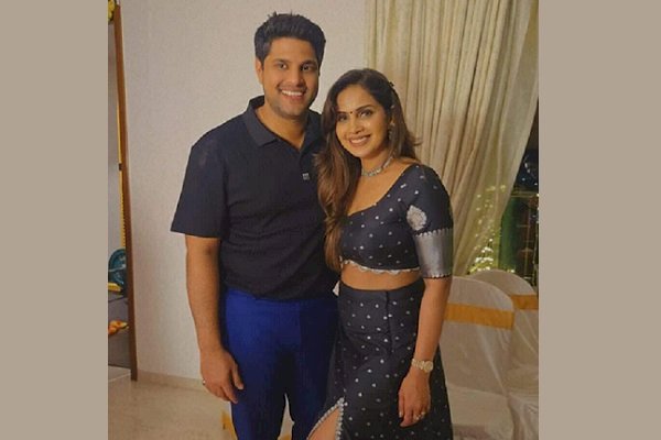 Actress Samyuktha Shanmughanathan weds cricketer Aniruda Srikkanth