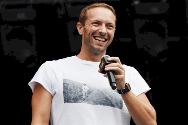 Chris Martin surprises newlyweds with live performance at their wedding