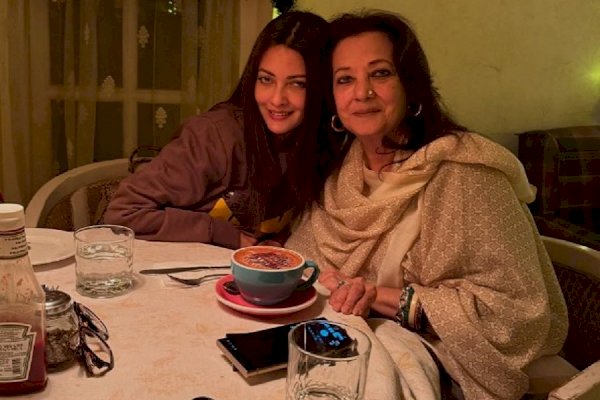 Riyaa Senn poses with mom Moon Moon in cute little cafe in Dehradun