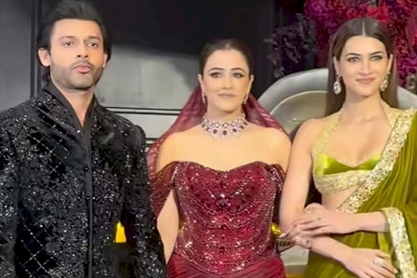 Kriti Sanon gives a retro touch to her saree look at sister Nupur Sanon's wedding reception