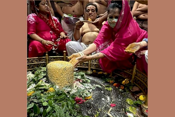 Tanishaa Mukerji performs Rudra Abhishek at the holy Grishneshwar’s Jyotirling on Makar Sankranti