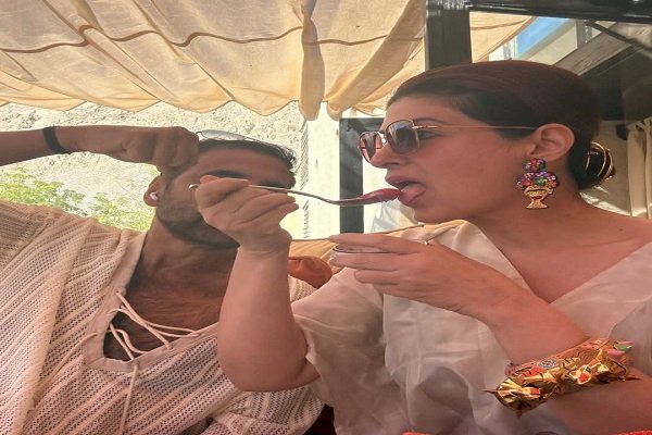 Twinkle Khanna indulges in a gluttony contest with hubby Akshay Kumar