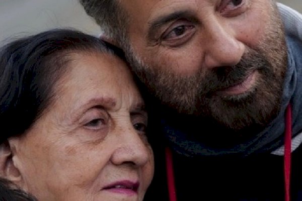 Sunny Deol shares a rare photo with ‘Maa’ Prakash Kaur