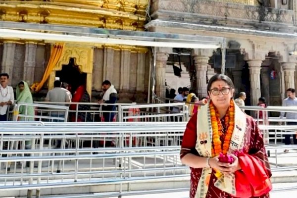 Smriti Irani offers prayers at Baba Vishwanath temple in Kashi
