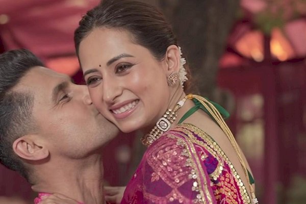 Ravie Dubey gets romantic in BTS glimpse recreating ‘Hum Saath Saath Hain’ moment, kisses Sargun Mehta