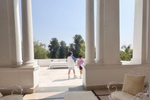 Kareena Kapoor gives a glimpse of her ‘lazy old-school mornings’ with Taimur & Jeh