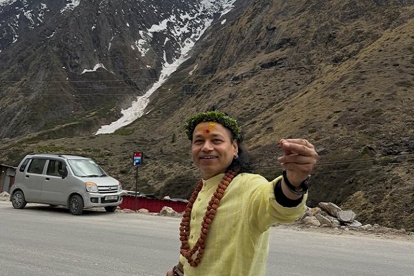 After Kedarnath, Kailash Kher takes blessings at Badrinath