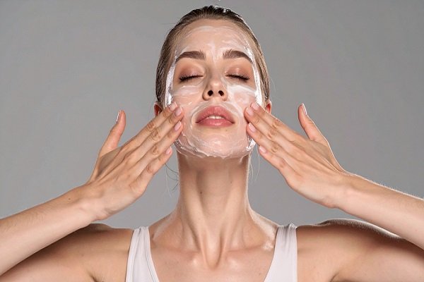 Troubled by blackheads and whiteheads? This rice home remedy can help get rid of them.