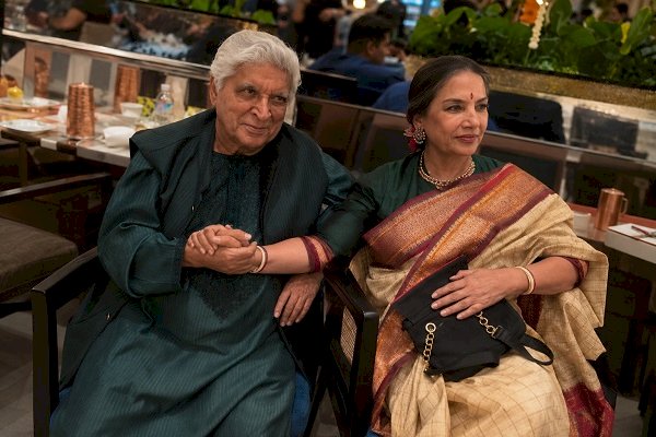 Shabana Azmi, Javed Akhtar sit hand-in-hand as Farhan Akhtar’s ‘Tum ho toh’ plays in background