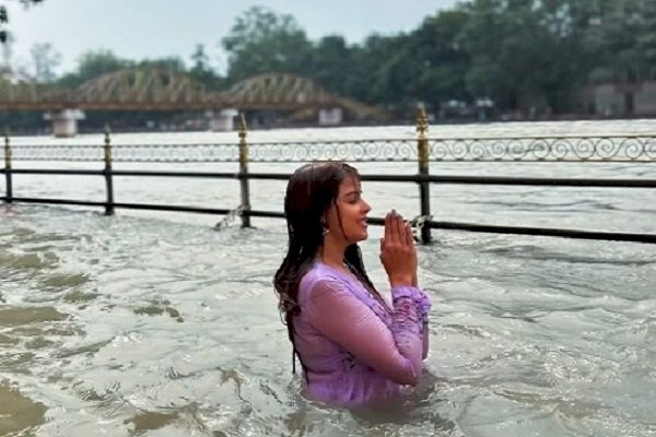 Genelia D'Souza takes a dip in the Ganga, says she 'remembered Navra' Riteish Deshmukh on 'Vat Purnima'