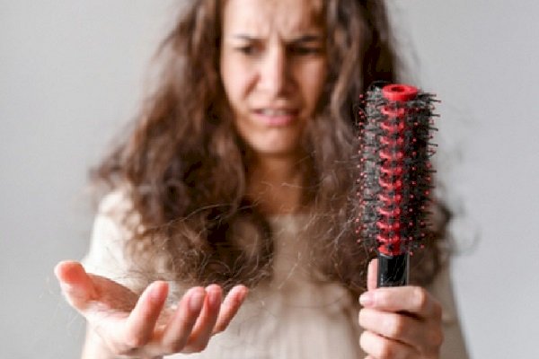 Sweating in summer is a major cause of hair loss and dandruff. Learn easy ways to keep your scalp cool.
