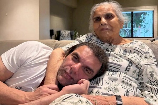 Sohail Khan shares an adorable moment with mother Salma Khan, calls her ‘The strongest’