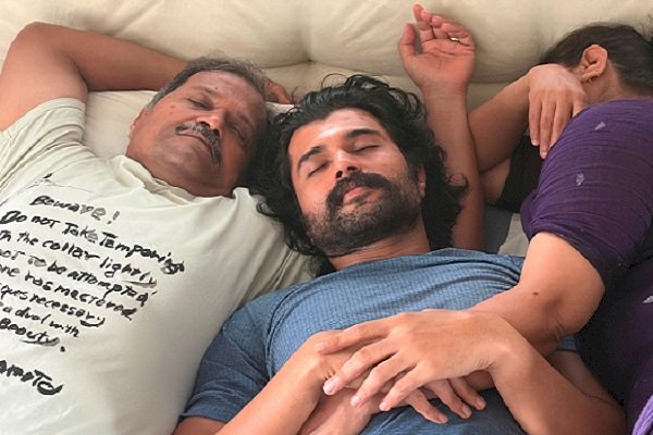 Vijay Deverakonda spends the day chilling with parents as shoot gets cancelled due to rain