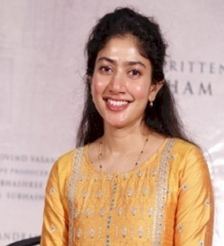 Sai Pallavi visits Kashi Vishwanath temple