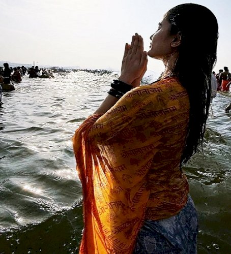 Rasha Thadani shares glimpse of taking holy dip, praying at Maha Kumbh