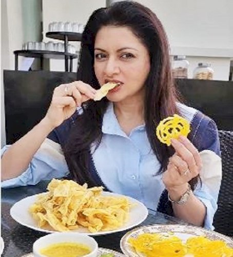 Bhagyashree enjoys a taste of Gujarat with Fafda and Jalebi