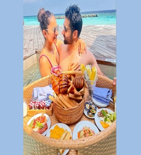 Rakul enjoys ‘floating meal’ with her ‘whole heart’ Jackky in Maldives