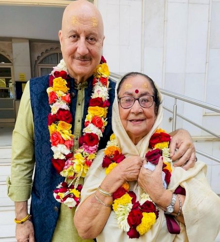 Anupam Kher captures his mom’s joy in a beautiful Mother’s Day moment