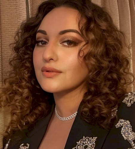 Sonakshi Sinha shells retro vibes in this throwback pic with Shaheen Bhatt & Anushka Ranjan