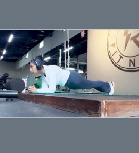 Manisha Koirala flaunts impressive core strength with planks