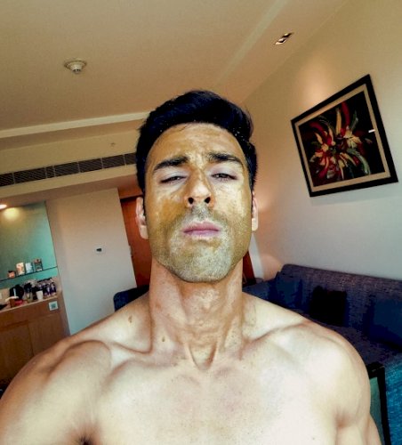 Pulkit Samrat 'marinates' his face with wife Kriti Kharbanda's nuskhe for glowing skin