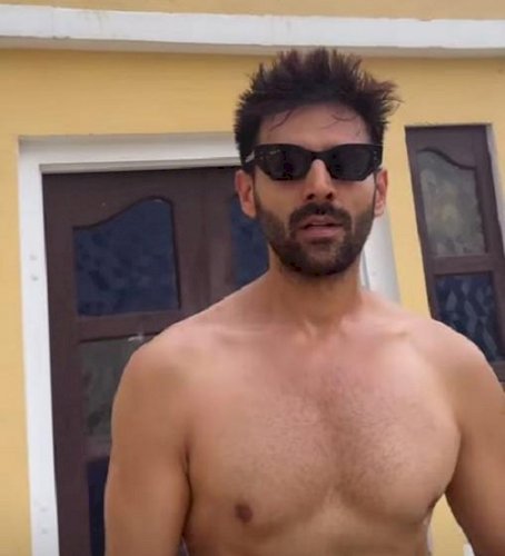 Kartik Aaryan performs pull-ups in Rajasthan