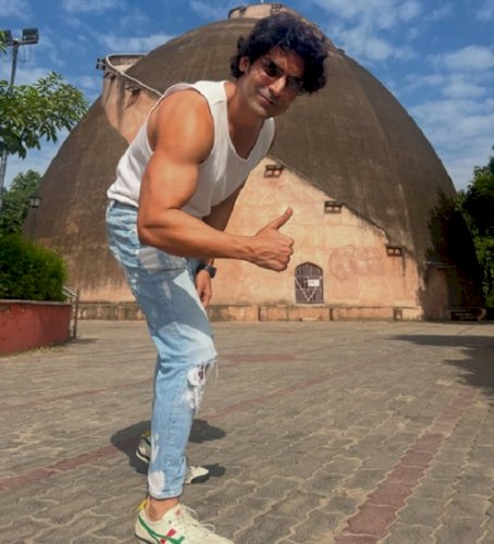 Proud son of Bihar Gurmeet Choudhary enjoys Litti Chokha during his Patna visit