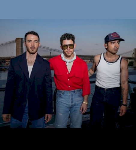 Nick Jonas shares a glimpse of his summer in the city with the Jonas brothers and Priyanka