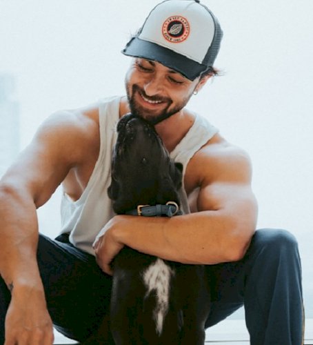 Aayush Sharma flaunts muscular build as he focuses on shoulder workout