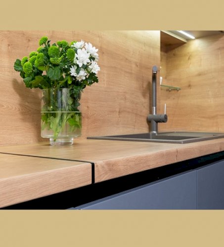 Natural Elegance: Elevating Kitchen Decor with Minimalist Touches