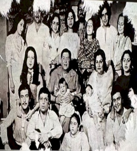 Kareena Kapoor Khan shares a rare image of the entire Kapoor clan