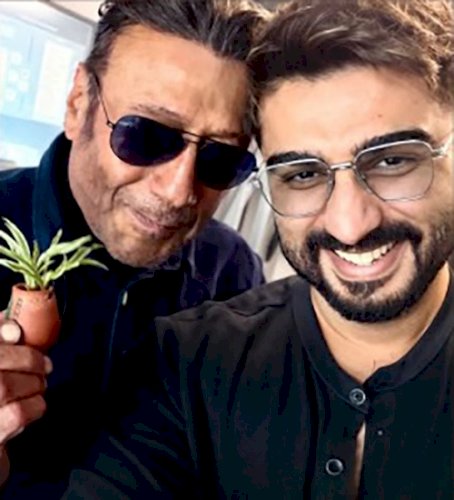Arjun Kapoor delighted to fly with his 'favourite person', Jackie Shroff, shares an airport selfie