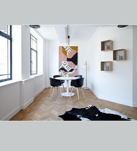 A Calm and Modern Corner: How Simple Decor Creates a Welcoming Space