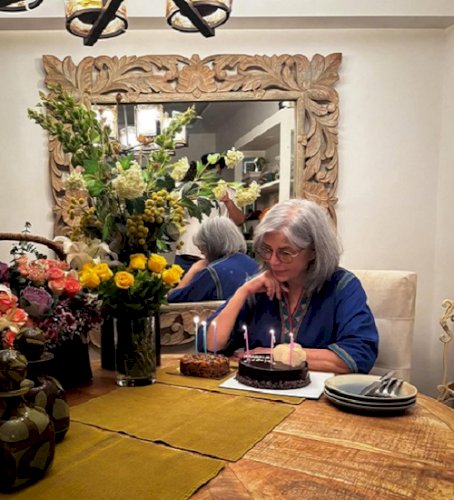 Zeenat Aman celebrates her 74th birthday amidst friends, cake & some dancing