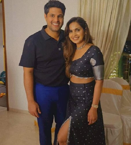 Actress Samyuktha Shanmughanathan weds cricketer Aniruda Srikkanth