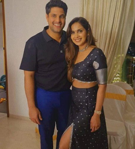 Actress Samyuktha Shanmughanathan weds cricketer Aniruda Srikkanth