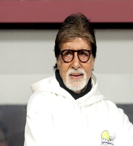 Amitabh Bachchan gorges on cookies: ‘Chapad chapad kha rahe hai’