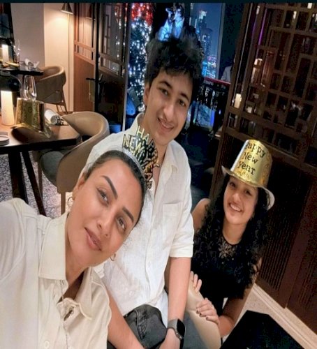 Namrata Shirodkar shares adorable photos of husband Mahesh Babu kissing daughter Sitara on New Year’s Eve
