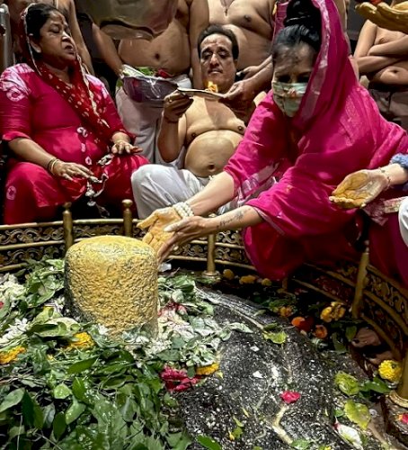 Tanishaa Mukerji performs Rudra Abhishek at the holy Grishneshwar’s Jyotirling on Makar Sankranti