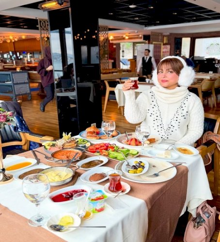 Hina Khan explores the amazing Turkish breakfast during her latest getaway: 'It’s unmissable'