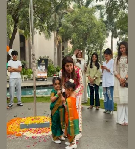 Debinna Bonnerjee ‘shows up’ despite being tired for her baby girls, drapes them in Nauvaari sarees on Republic Day