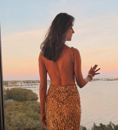 Pooja Batra enjoys golden sunset: Transports me to a different vibe