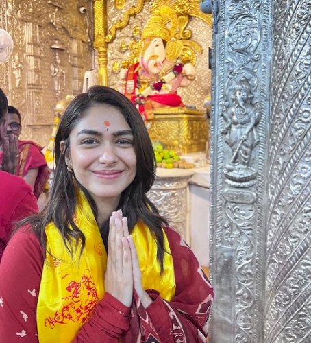 Mrunal Thakur seeks Bappa's blessings during her visit to Pune