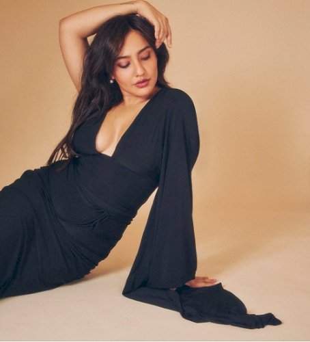 Neha Sharma chooses bed over beats as she leaves concert after 15 minutes