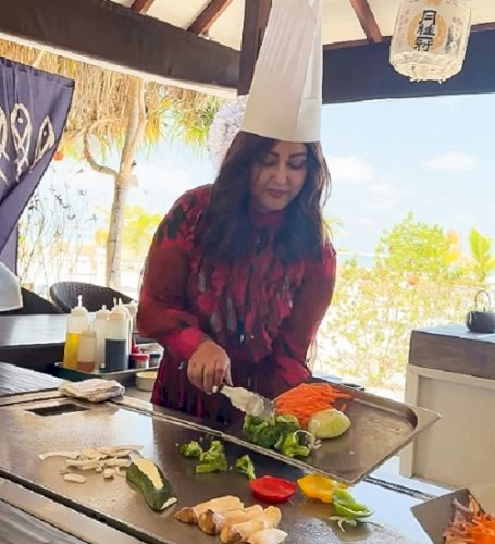 Hina Khan takes cooking lessons during her Maldives vacay