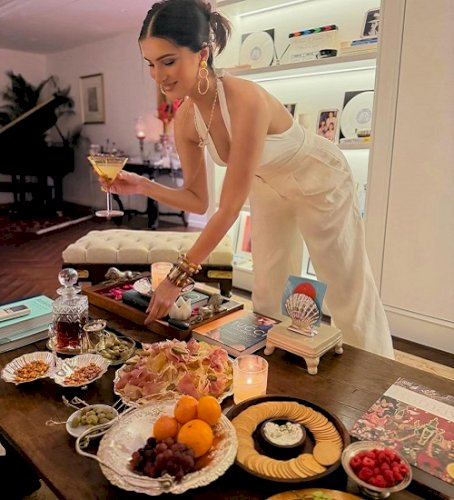 Tara Sutaria's weekend includes cooking, laughing, chatting & eating