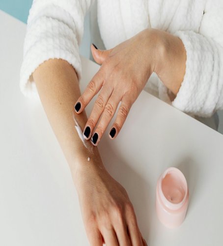 How Moisturiser Works on the Skin: The Science Behind Hydrated Glow